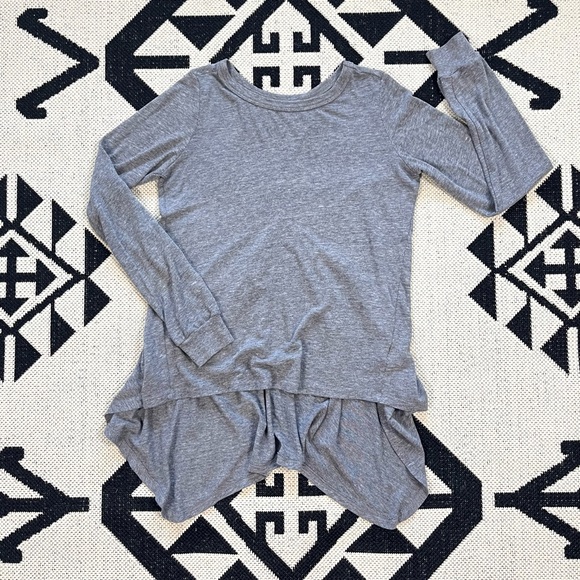 Nation LTD by Jen Menchaca Gray Asymmetrical Hem Long Sleeve Tee Small - Picture 1 of 8
